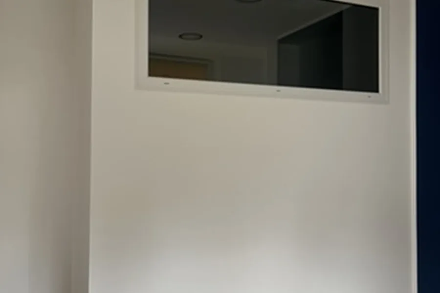 Okno wewnętrzne w odnowionym pomieszczeniu w Chojnicach