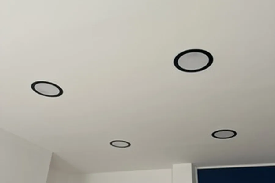Okrągłe oprawy sufitowe w odnowionym pomieszczeniu w Chojnicach
