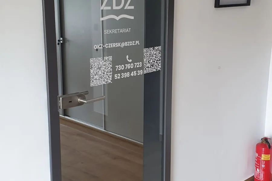 Szklane drzwi i wykończone wnętrze obiektu w Czersku