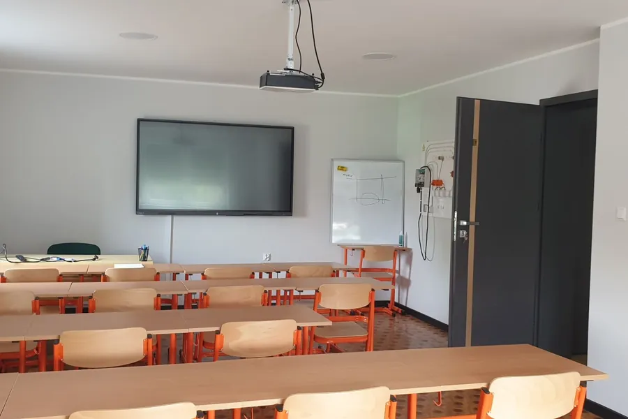 Nowoczesna sala szkoleniowa po modernizacji w Czersku